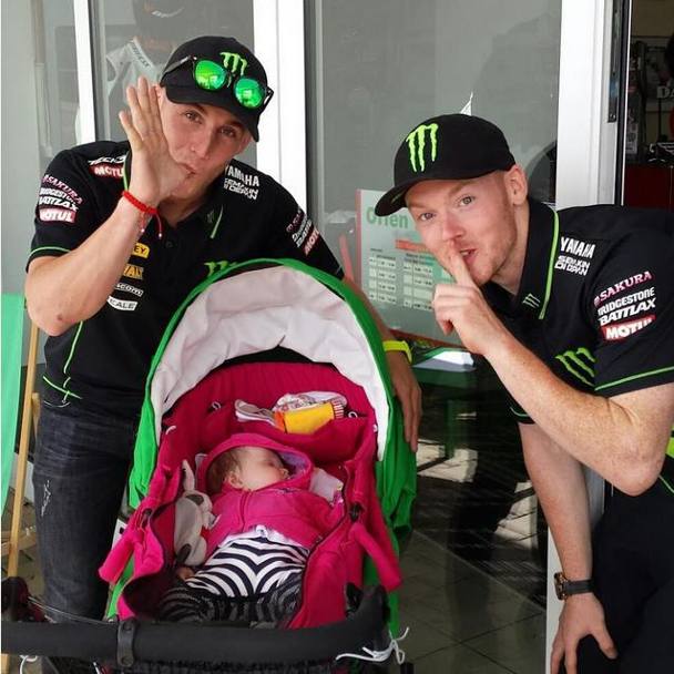 Pol Espargaro e Bradley Smith, del Team Monster Yamaha, insieme a un giovanissimo fan prima della gara. Sssst, non svegliatelo...